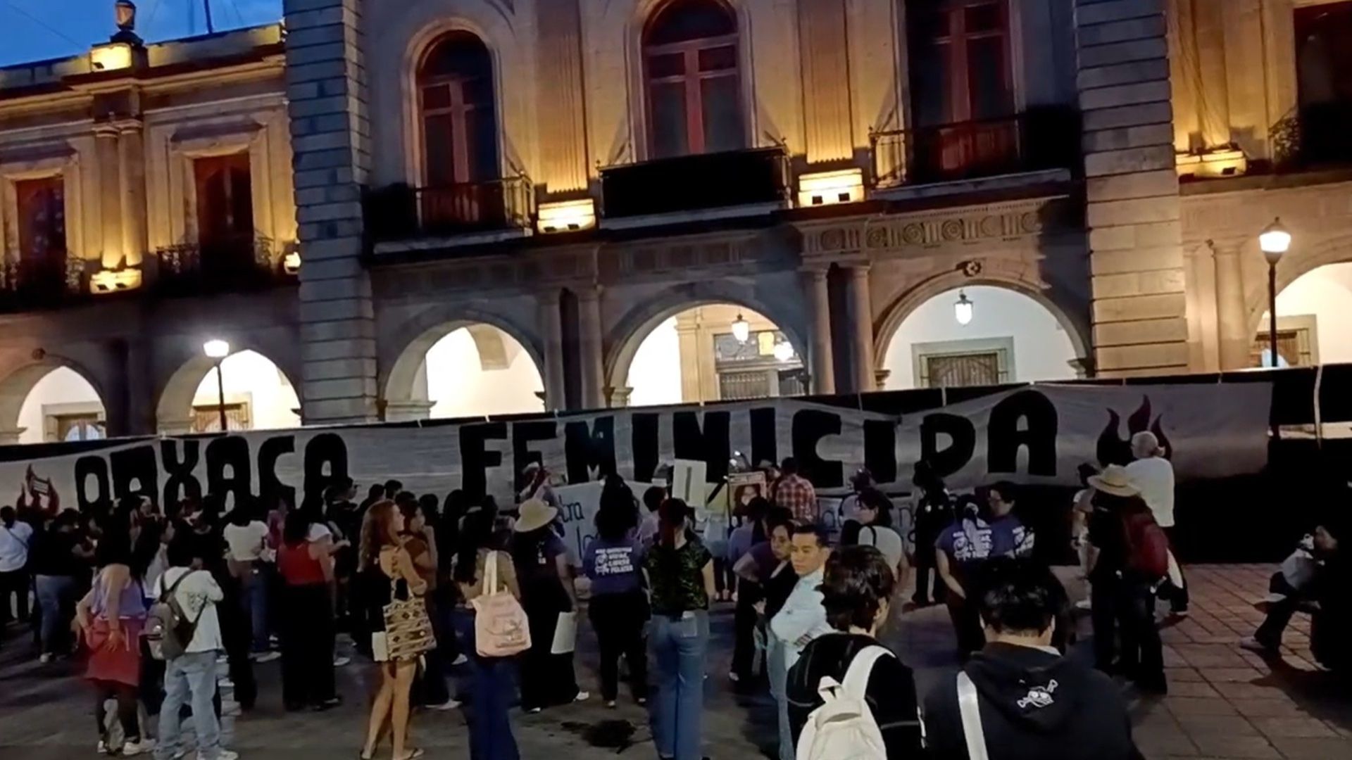 Marcha 25N en Oaxaca transcurre en paz; colectivos exigen justicia para Sandra Domínguez