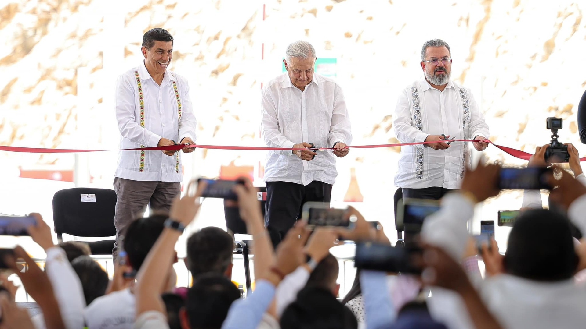 AMLO y Jara Cruz inauguran la autopista Barranca Larga–Ventanilla tras una inversión de 13 mil mdp AMLO y Jara Cruz inauguran la autopista Barranca Larga–Ventanilla tras una inversión de 13 mil mdp