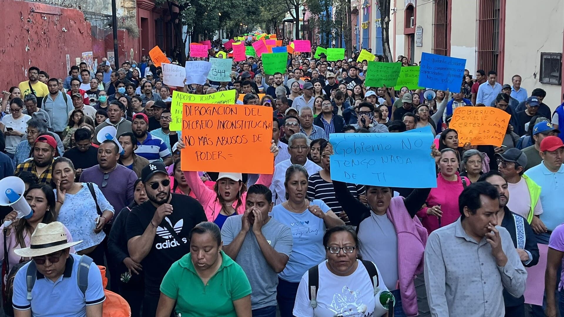 Burócratas de Oaxaca protestan por decreto que extingue mil 344 plazas