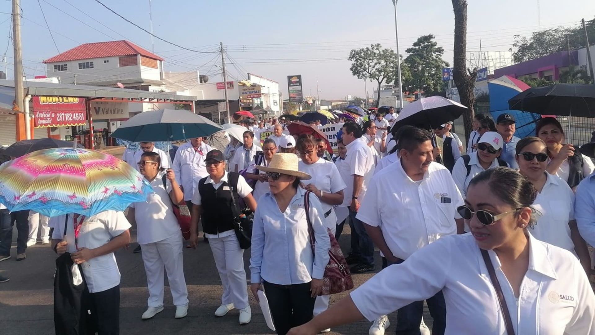 Trabajadores de salud bloquean la ciudad de Oaxaca; exigen pagos salariales