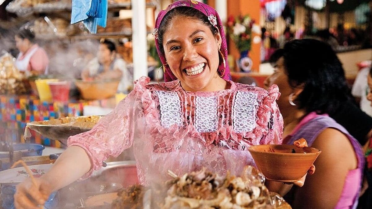 Vendedora con ropa tradicional de los Valles Centrales de Oaxaca