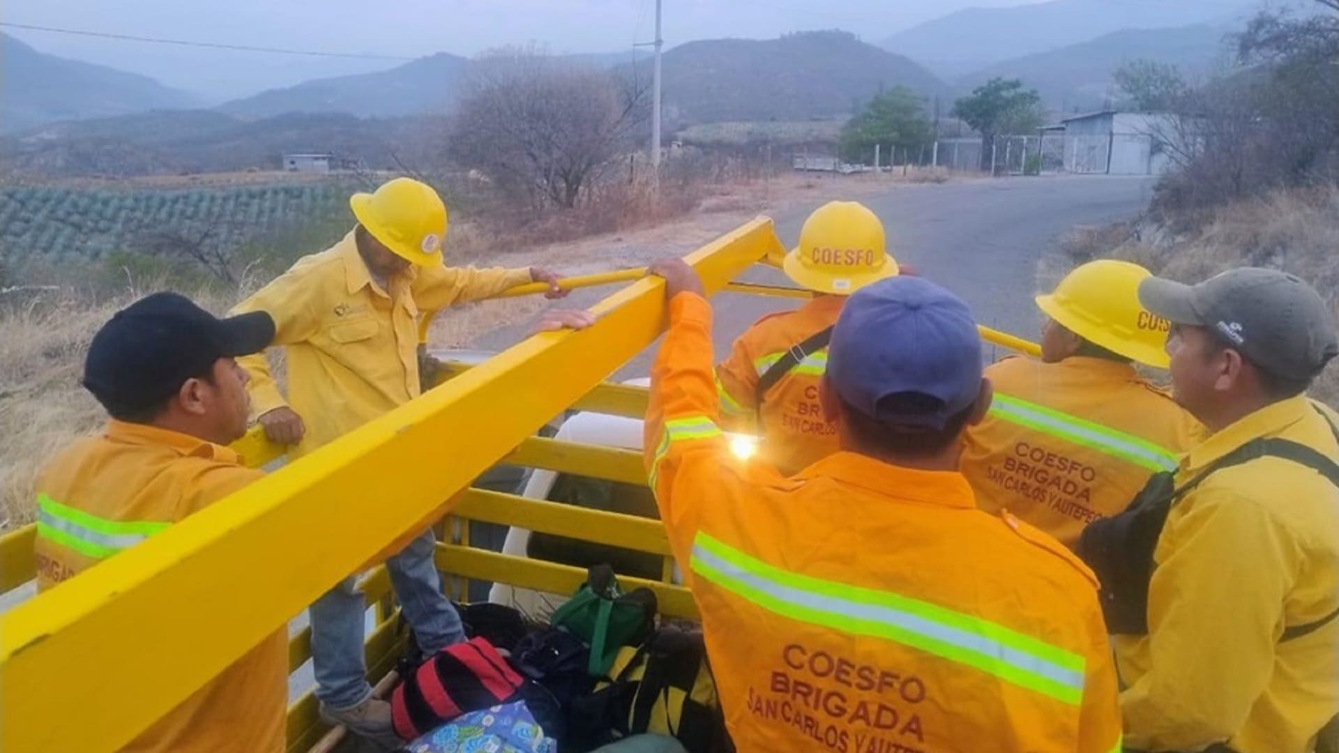 Coesfo refuerza combate a incendio forestal en San Pedro Pochutla
