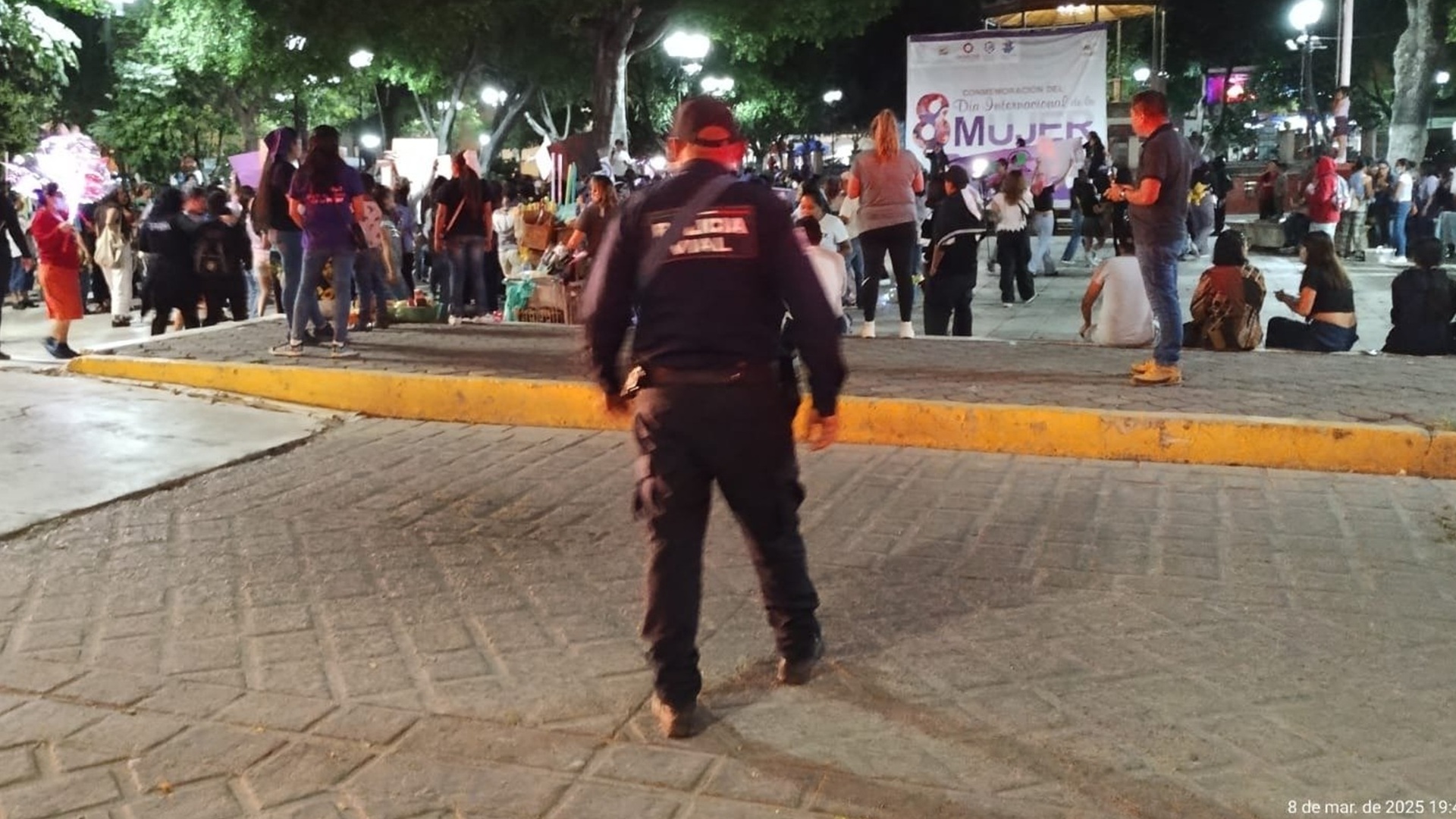 Desmanes, consignas y gas lacrimógeno; marchan 10 mil en Oaxaca durante el 8M