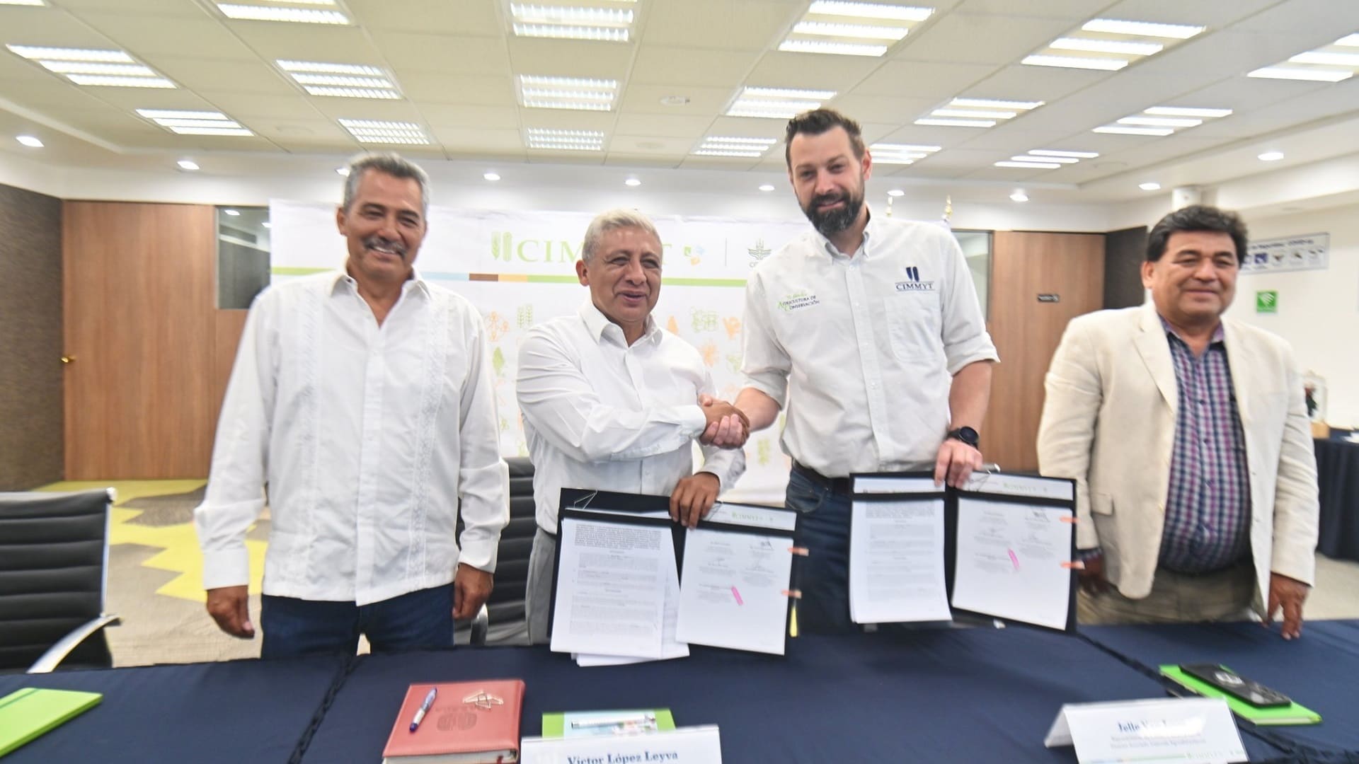 Formalizan Sefader y CIMMYT el Banco de Semillas de Oaxaca Formalizan Sefader y CIMMYT el Banco de Semillas de Oaxaca