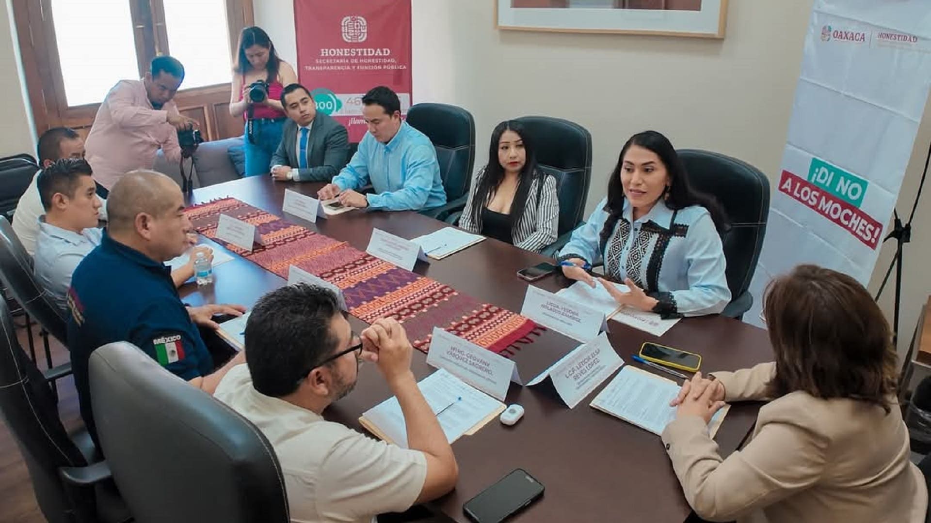 Gobierno de Oaxaca lanza campaña Di no a los moches y habilita la Línea Anticorrupción 800 Gobierno de Oaxaca lanza campaña Di no a los moches y habilita la Línea Anticorrupción 800