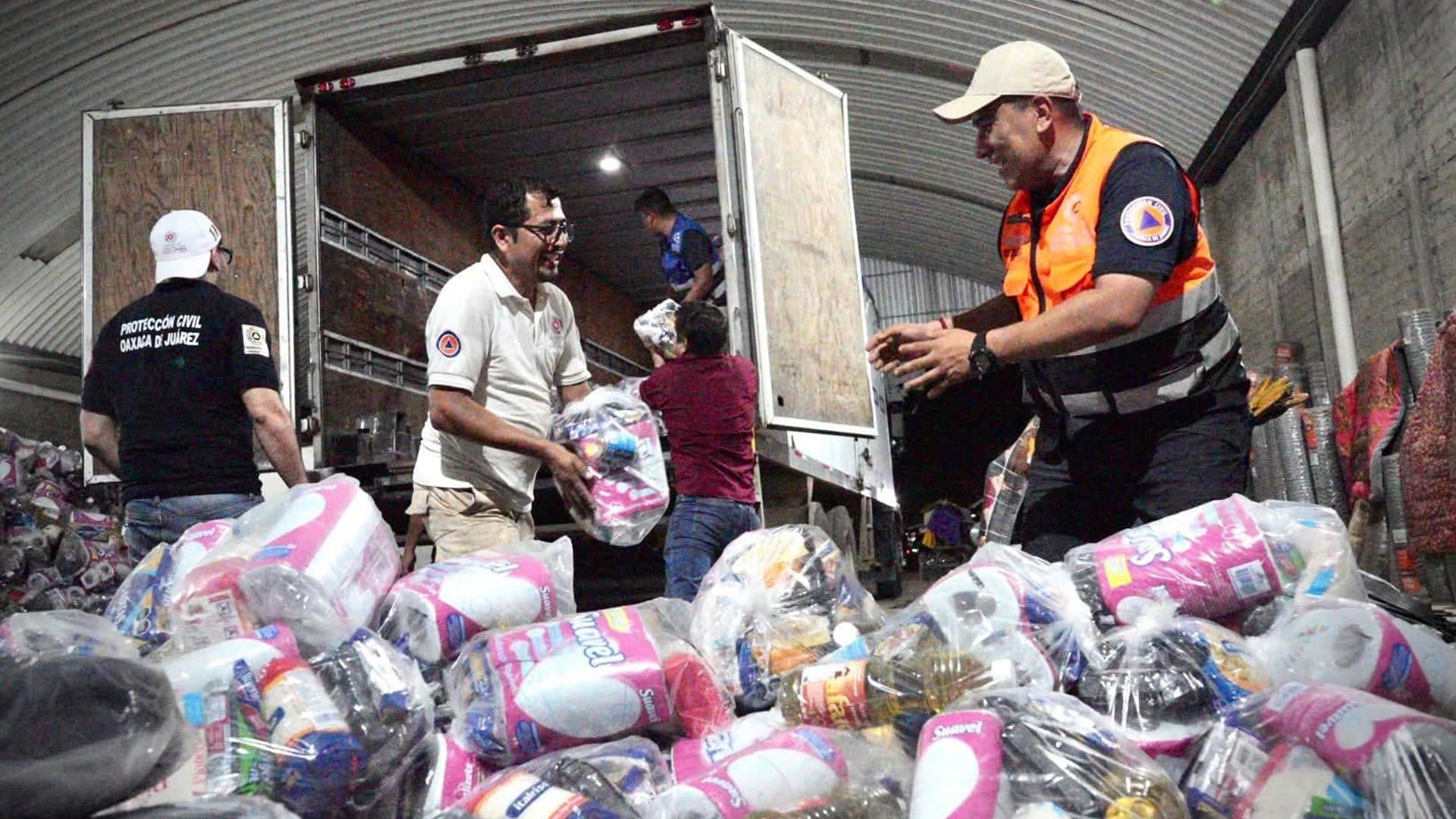 Capitalinos donan 3 mil botellas de agua, entre otros artículos, para damnificados de la Costa