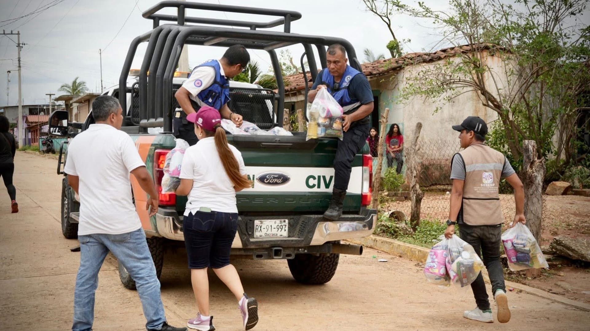 Capitalinos donan 3 mil botellas de agua, entre otros artículos, para damnificados de la Costa