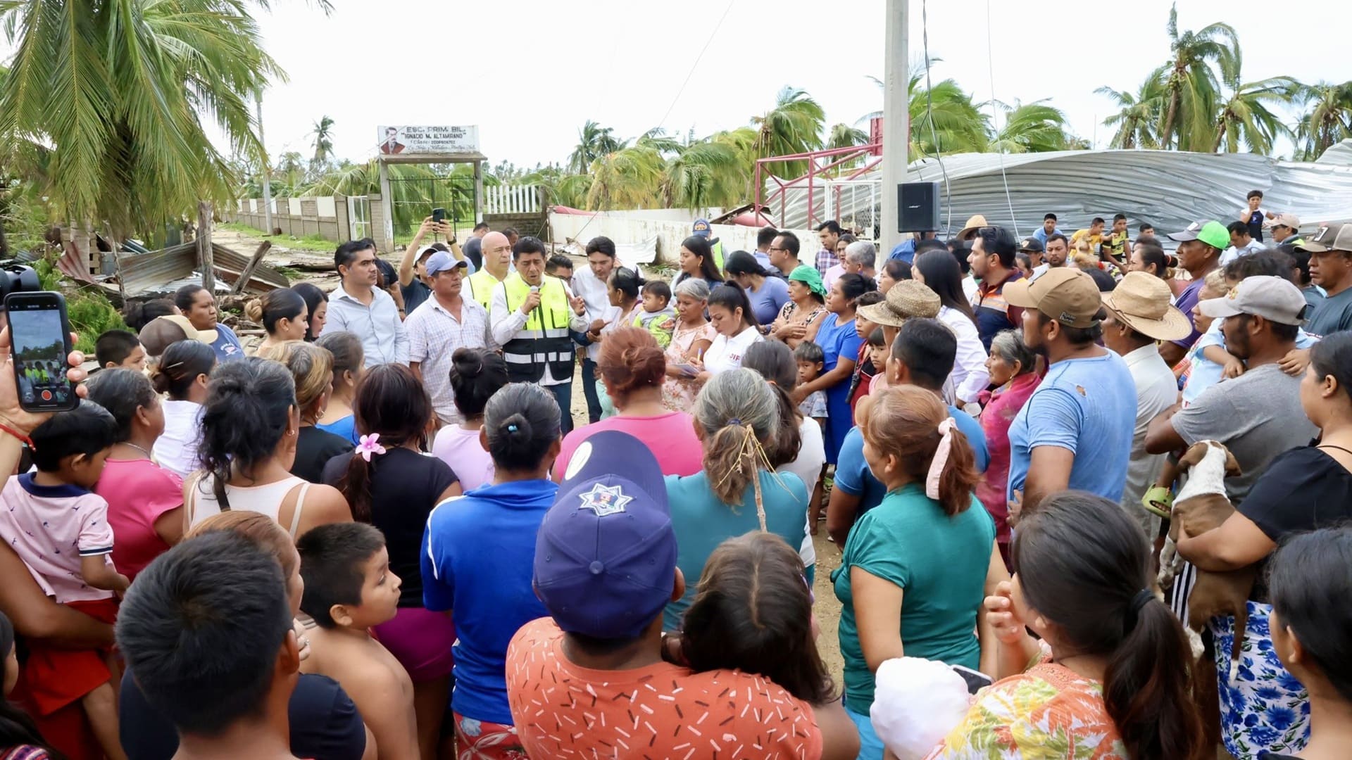 “Acá está su gobierno para apoyarlos”; Jara Cruz visita agencias afectadas por Erick en la Costa