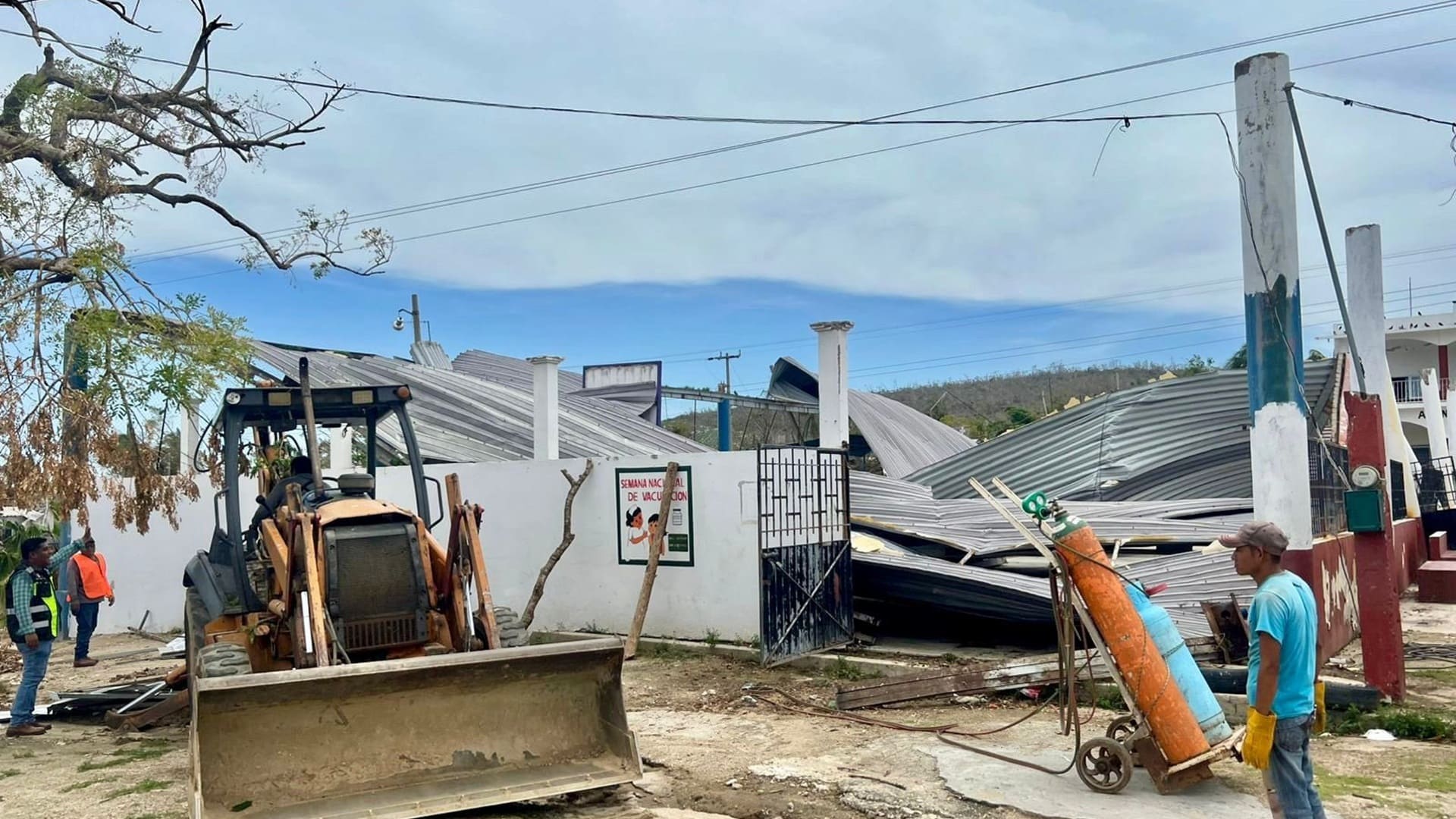 42 comunidades devastadas por huracán Erick reciben atención de Infraestructuras y Comunicaciones