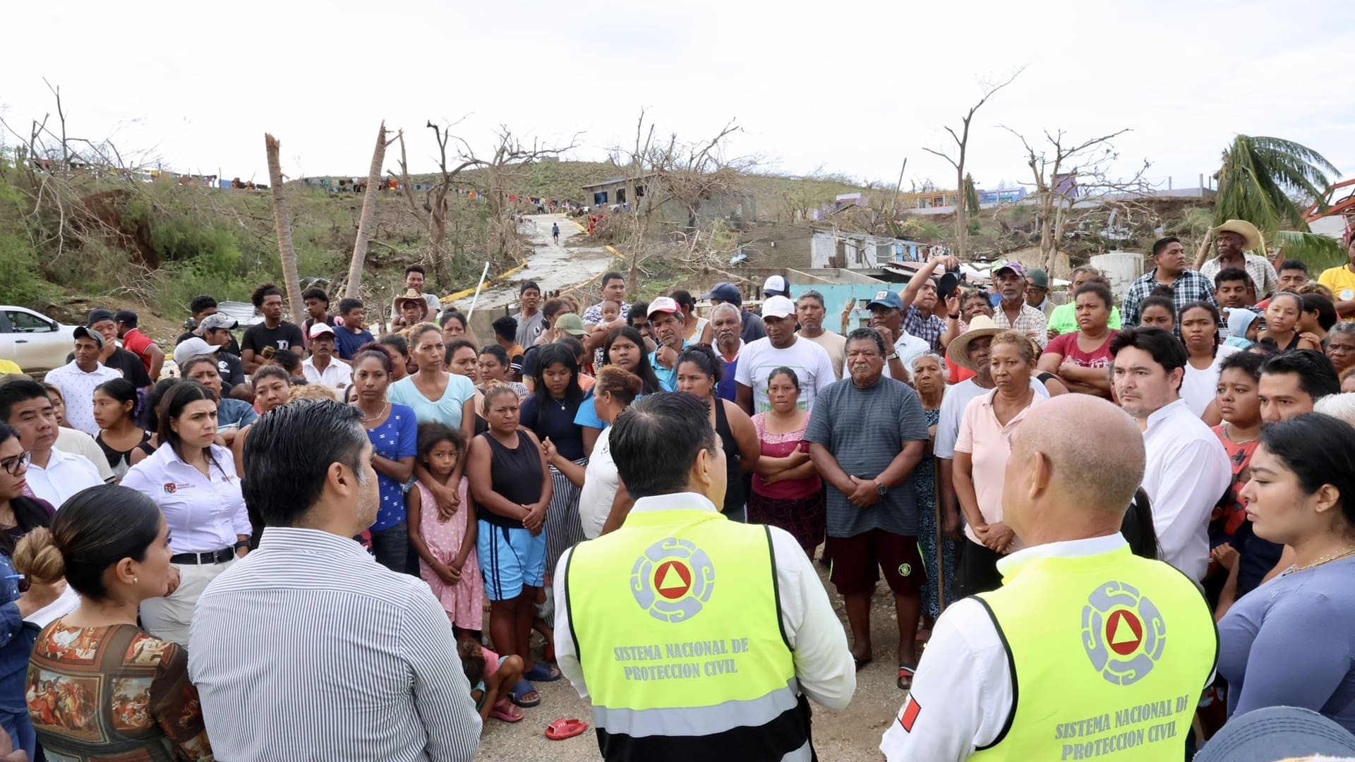 “Acá está su gobierno para apoyarlos”; Jara Cruz visita agencias afectadas por Erick en la Costa
