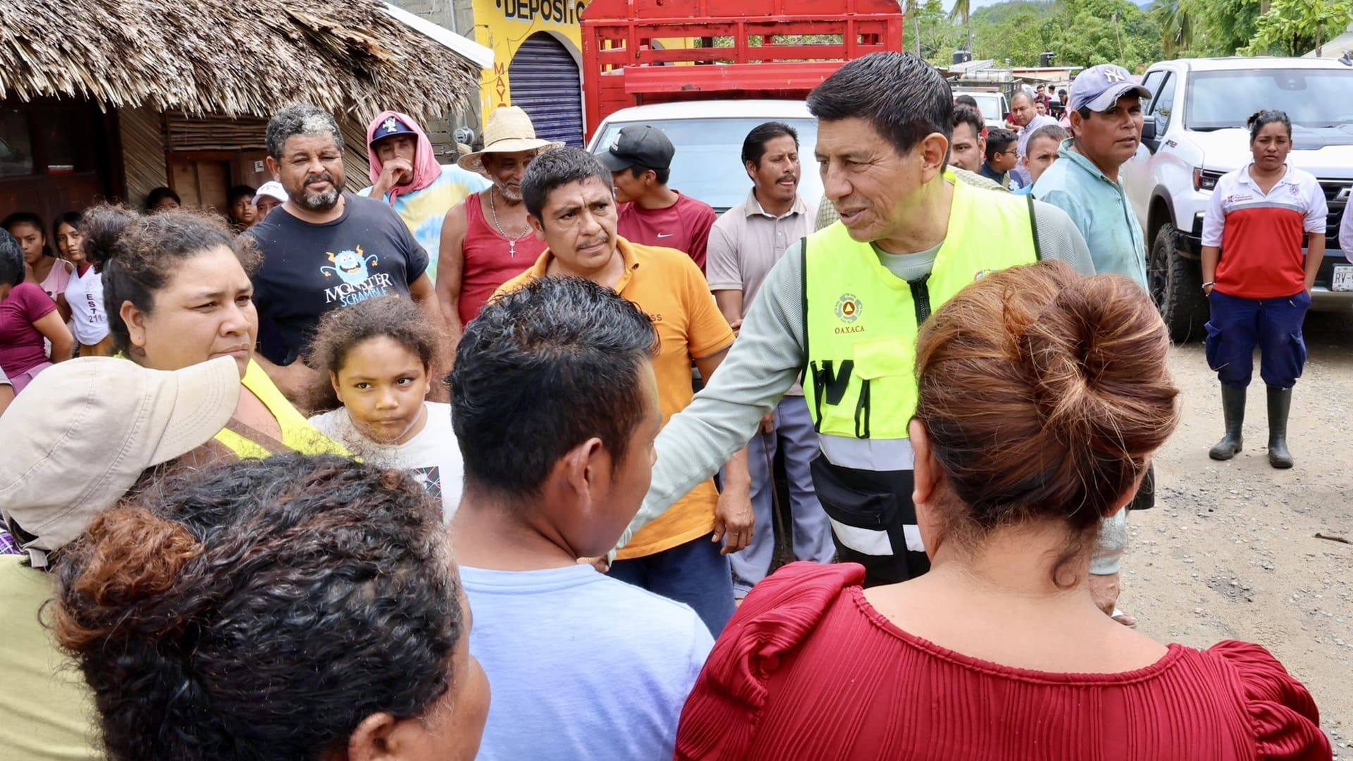 “No están solos, tienen todo el apoyo del Gobierno de Oaxaca”: Salomón Jara en Villa de Tututepec