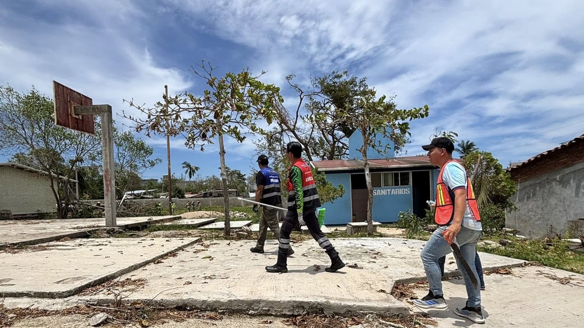 Arranca en Oaxaca reconstrucción de 377 escuelas siniestradas por el huracán Erick