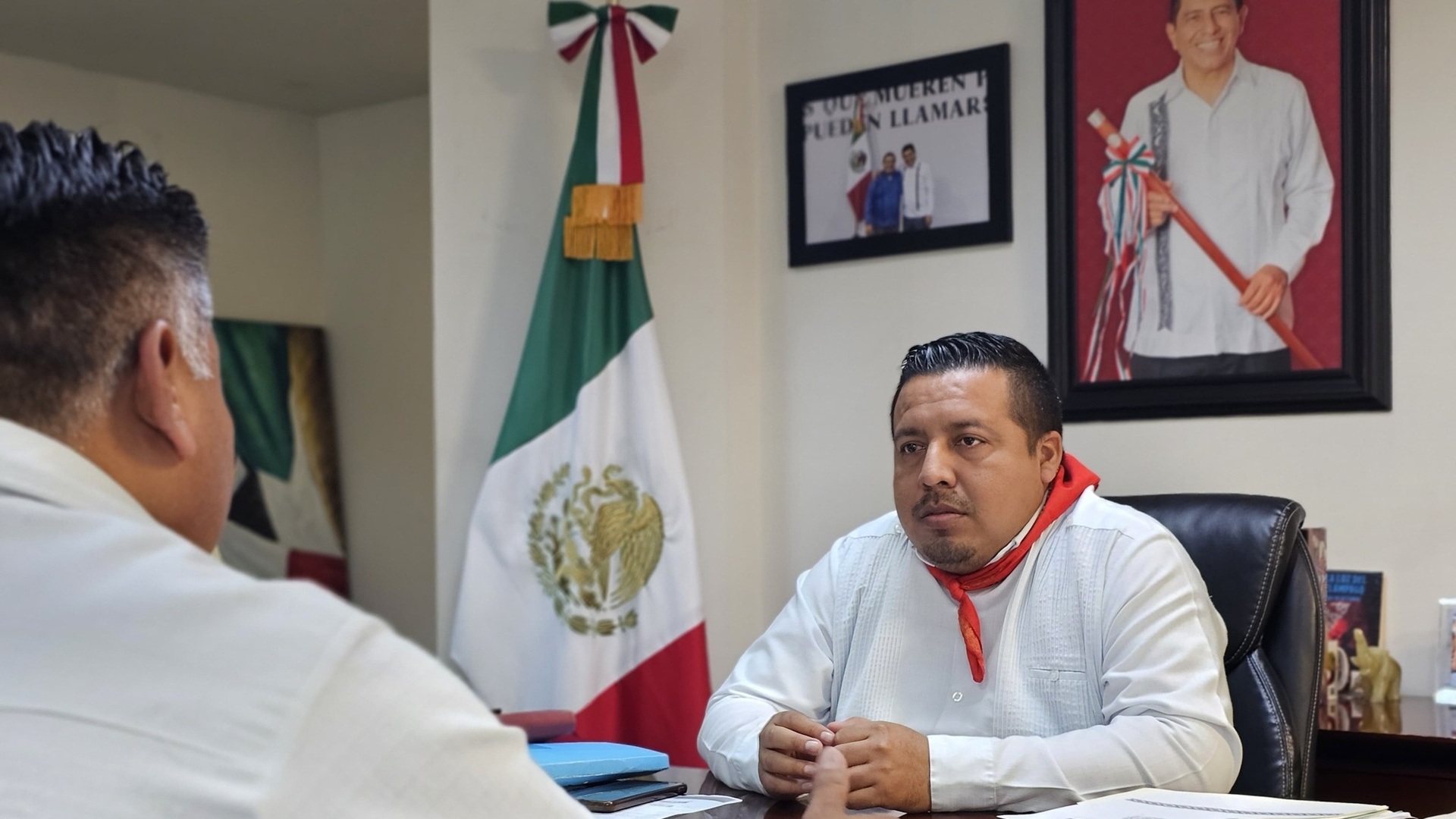 En Oaxaca, burócratas portarán ropa tradicional cada miércoles En Oaxaca, burócratas portarán ropa tradicional cada miércoles