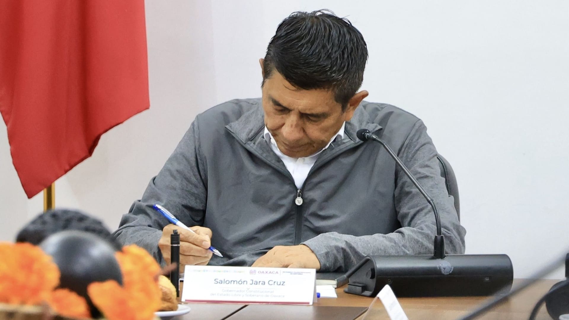 Calificadoras revisan la estabilidad financiera del Gobierno de Oaxaca Calificadoras revisan la estabilidad financiera del Gobierno de Oaxaca