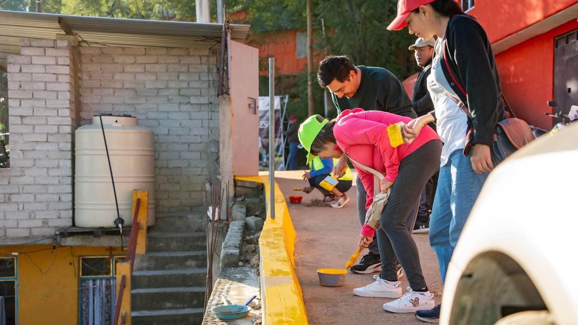 Vecinos de San Juan Chapultepec realizan Tequio Vecinal con escobas, palas y brochas Vecinos de San Juan Chapultepec realizan Tequio Vecinal con escobas, palas y brochas