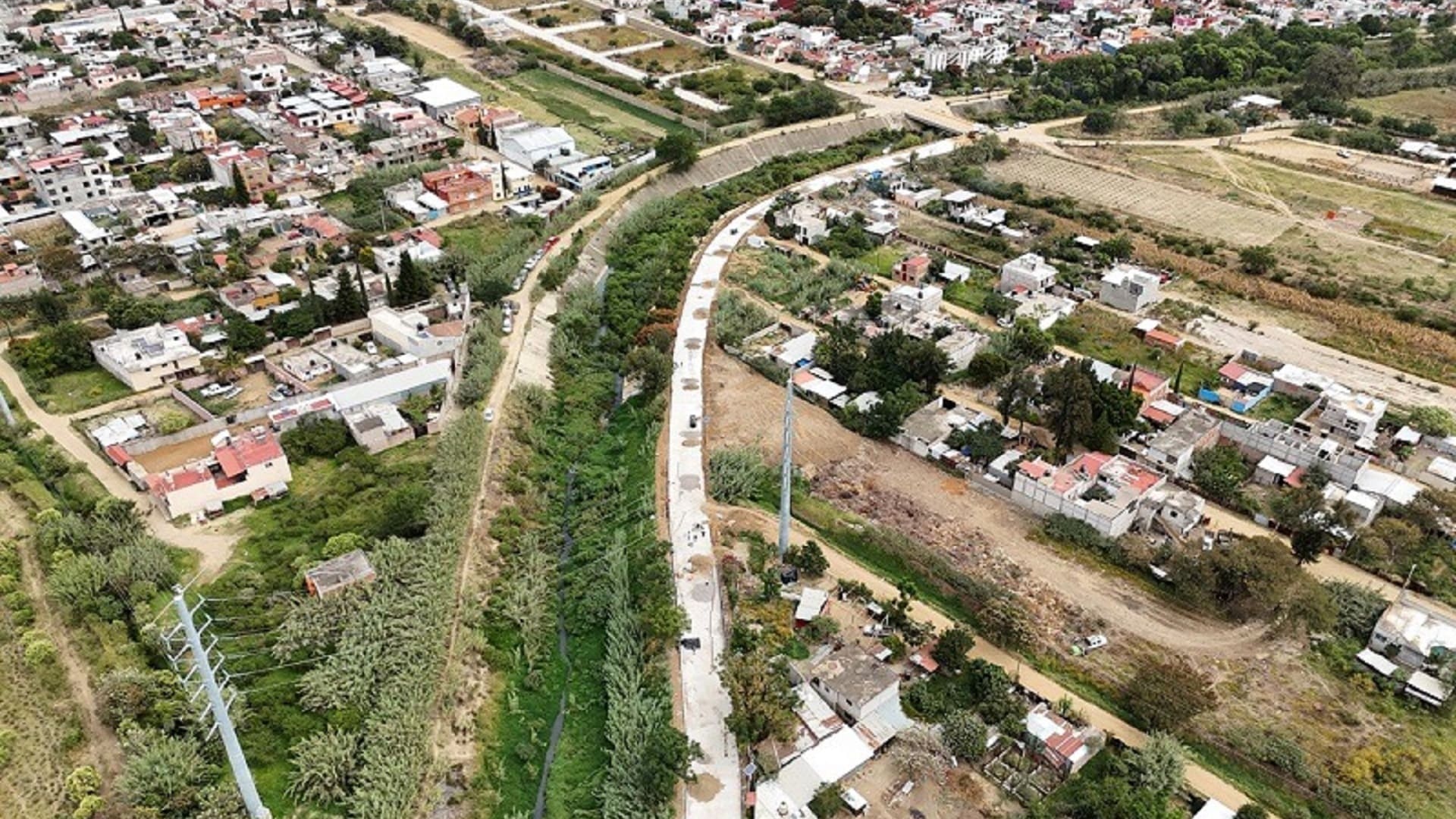 Santa Cruz Amilpas inicia pavimentación de la avenida Río Salado con concreto hidráulico Santa Cruz Amilpas inicia pavimentación de la avenida Río Salado con concreto hidráulico