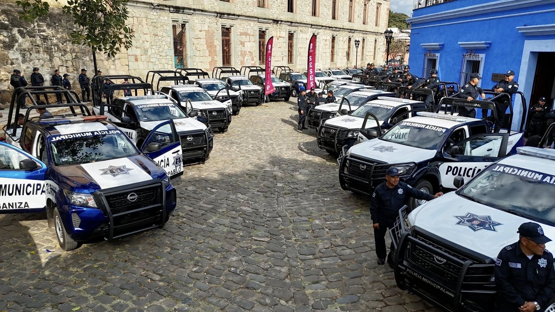 Gobierno de Oaxaca entrega 94 vehículos para reforzar la seguridad en 37 municipios Gobierno de Oaxaca entrega 94 vehículos para reforzar la seguridad en 37 municipios