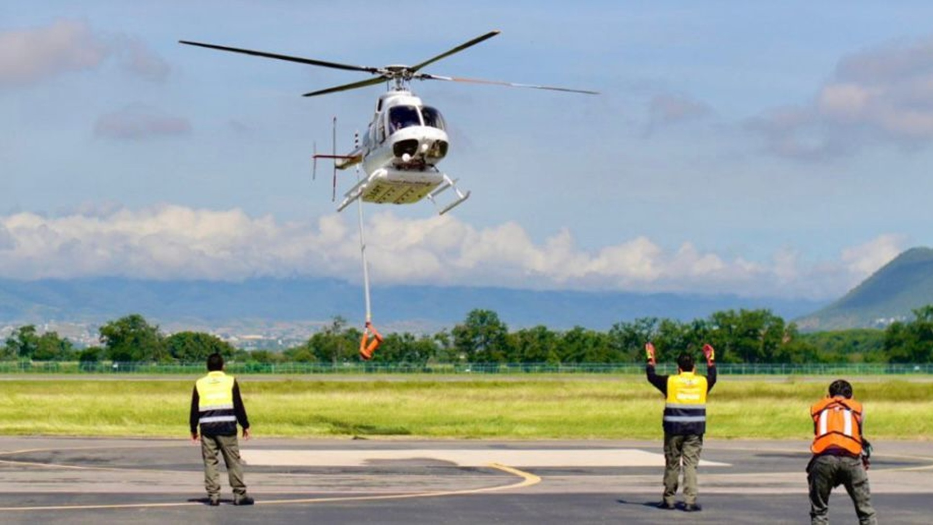 Con tres helicópteros Bell-407 Oaxaca combate incendios forestales Con tres helicópteros Bell-407 Oaxaca combate incendios forestales