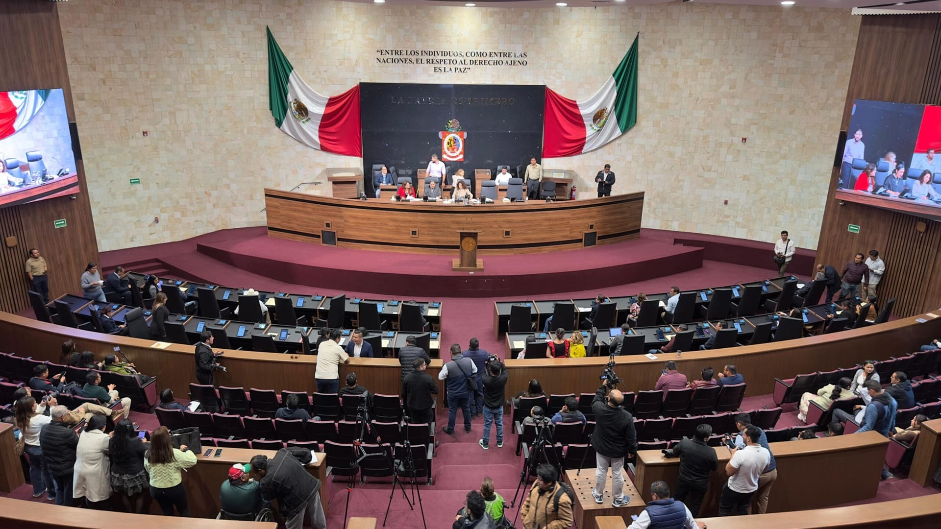 Congreso salva de destitución a alcaldesa de San Agustín Amatengo; pobladores la retienen y policía la rescata