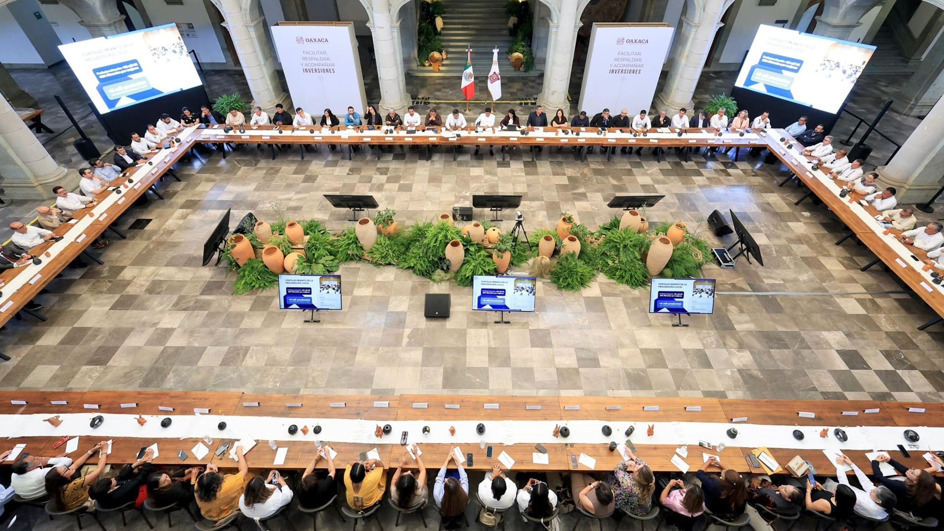 Salomón Jara refrenda compromisos con empresarios; Oaxaca supera 145 mil mdp en inversión y 113 mil empleos Salomón Jara refrenda compromisos con empresarios; Oaxaca supera 145 mil mdp en inversión y 113 mil empleos