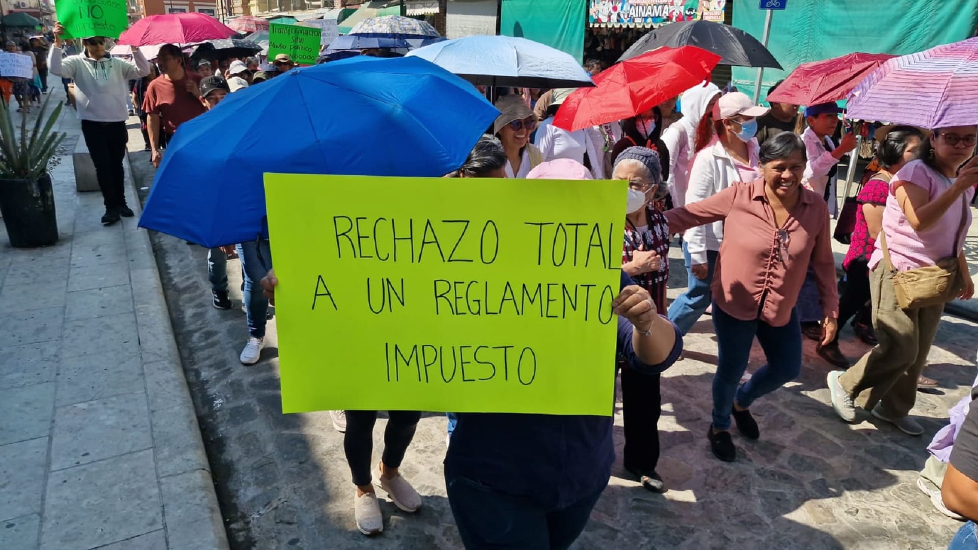 Mercaderes de Oaxaca de Juárez rechazan reglamento de Ray Chagoya y exigen mesa de diálogo