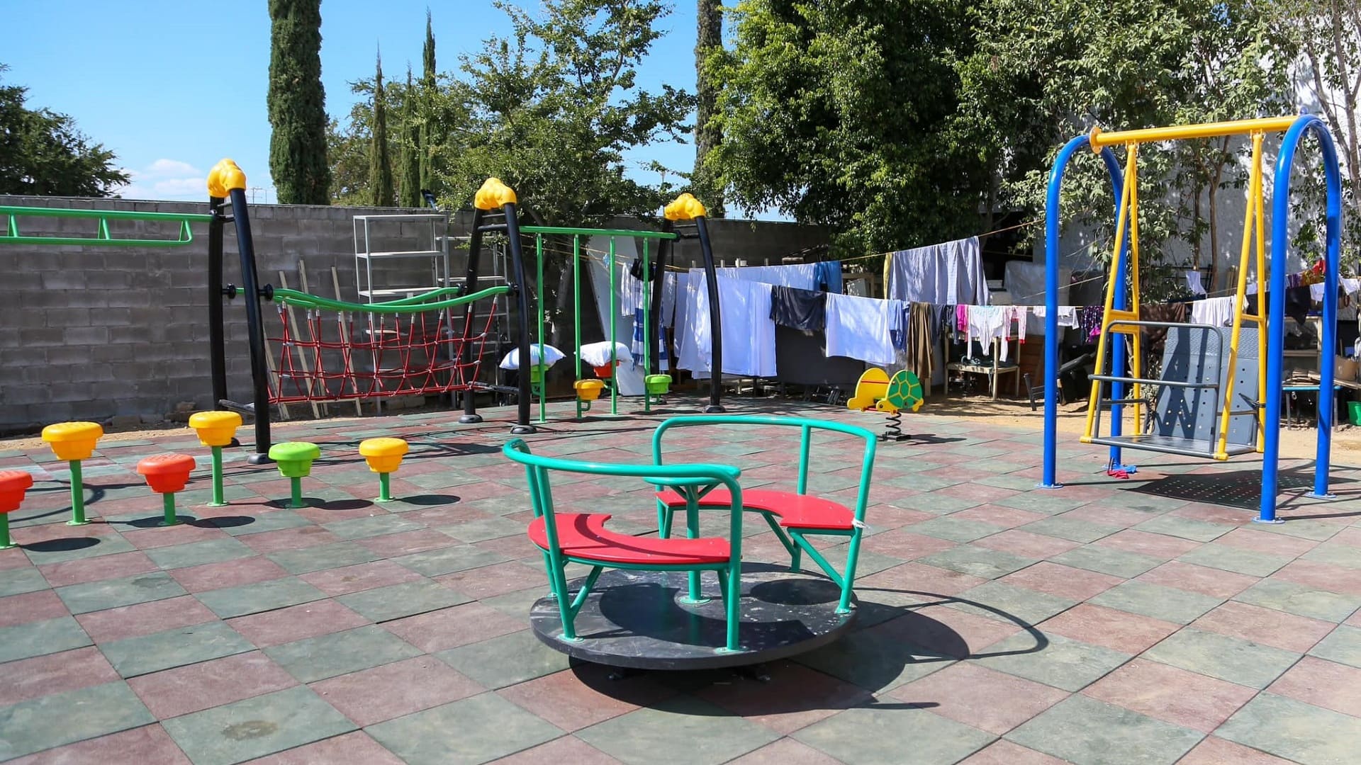 Mueren dos niñas haitianas al caer a fosa séptica en “Casa Pato”, refugio temporal del DIF de Oaxaca Mueren dos niñas haitianas al caer a fosa séptica en “Casa Pato”, refugio temporal del DIF de Oaxaca