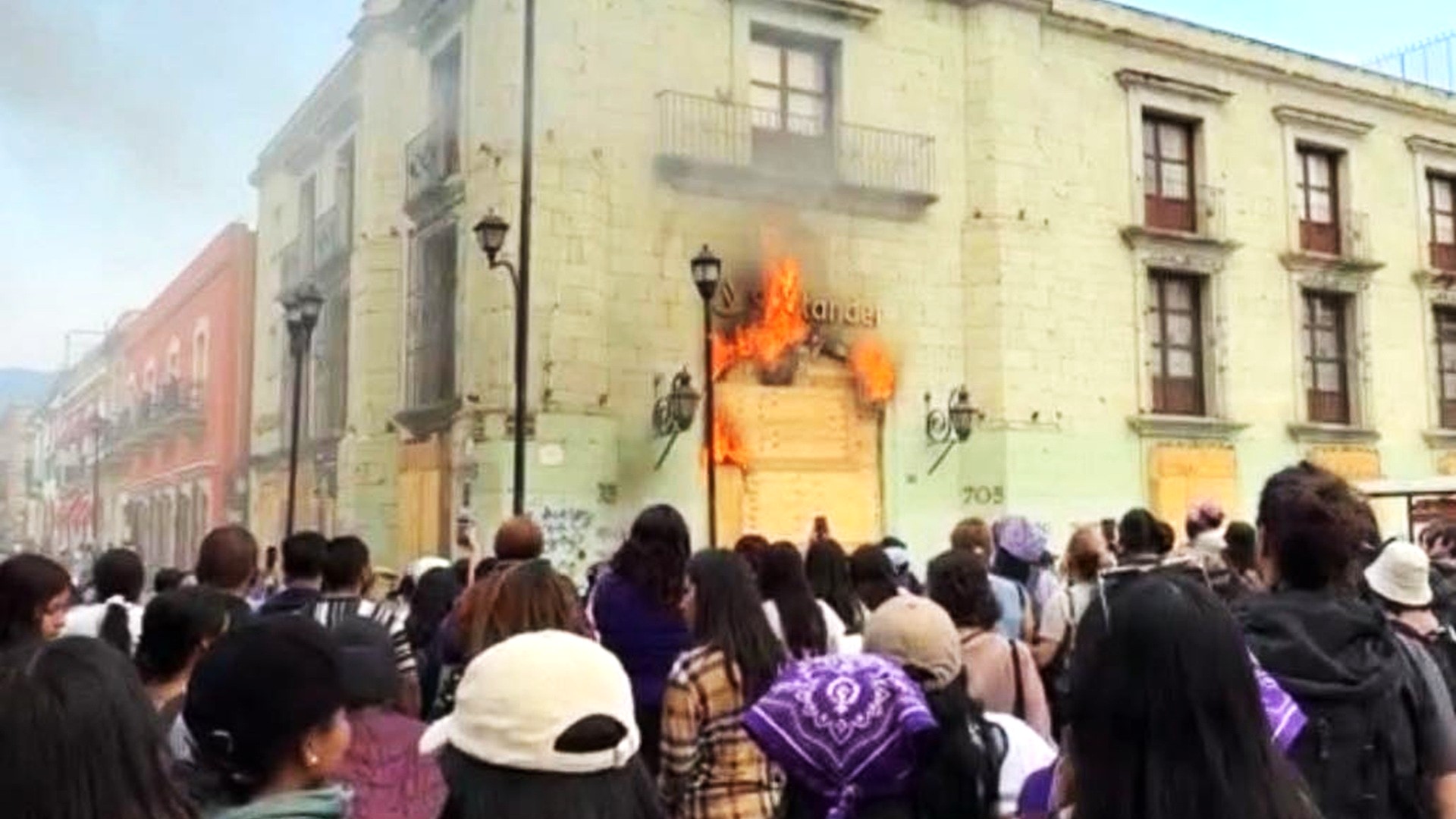 Disturbios marcan el 8M en Oaxaca: bloque negro enfrenta a policías frente a Palacio de Gobierno