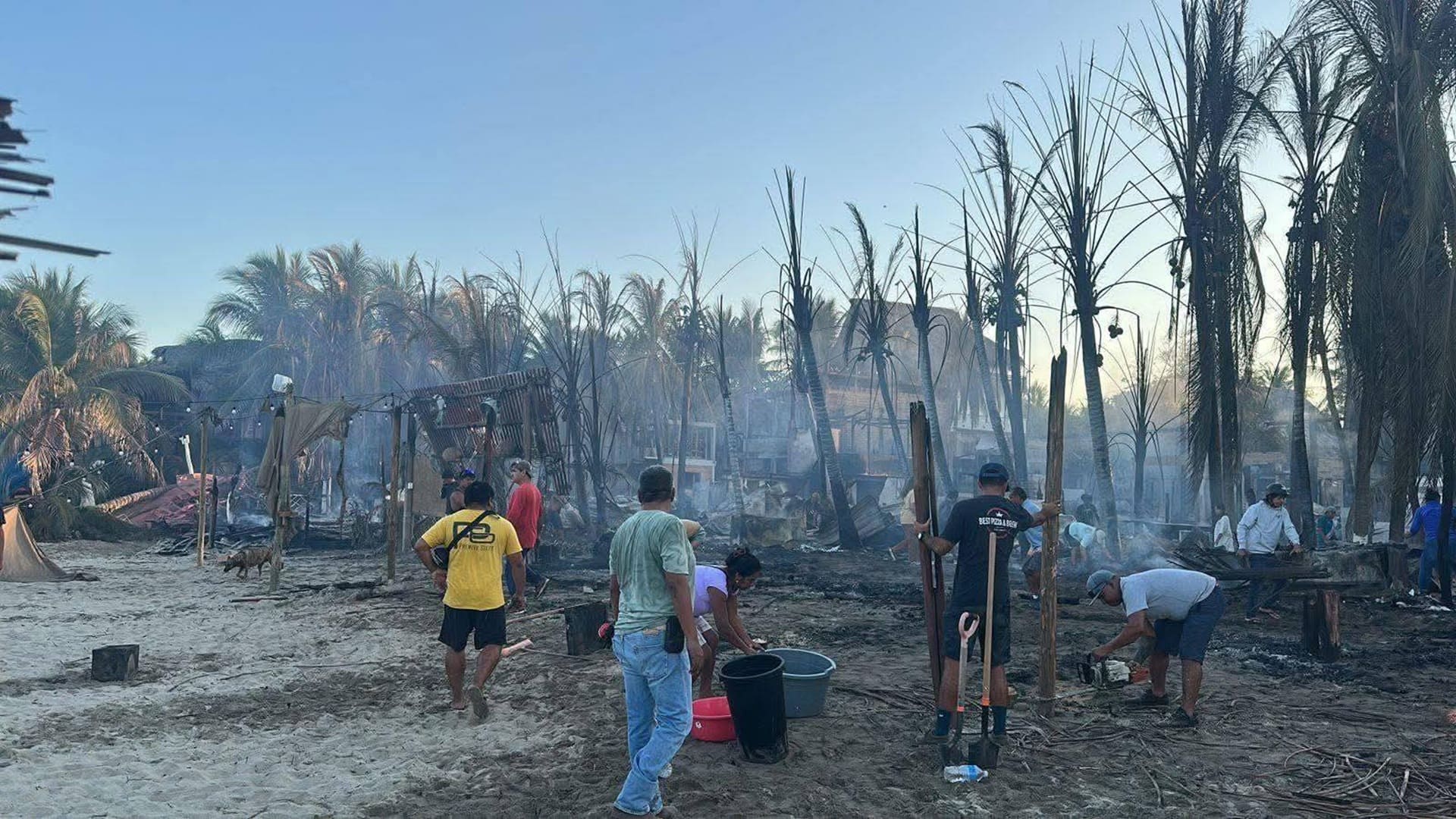 Falla eléctrica, vientos, hacinamiento y omisiones del municipio provocaron incendio en Punta Zicatela: Protección Civil de Oaxaca
