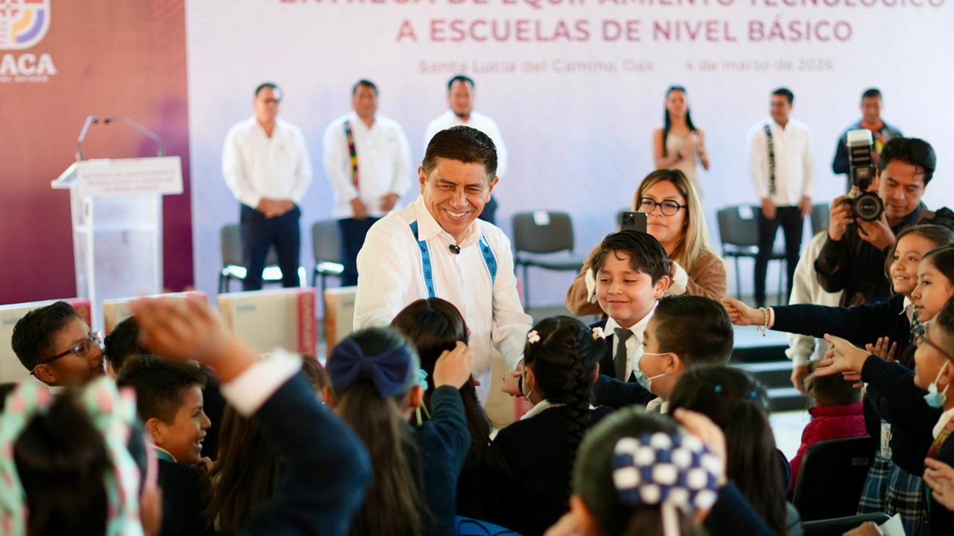 Salomón Jara entrega 524 computadoras y 262 proyectores a escuelas de Oaxaca