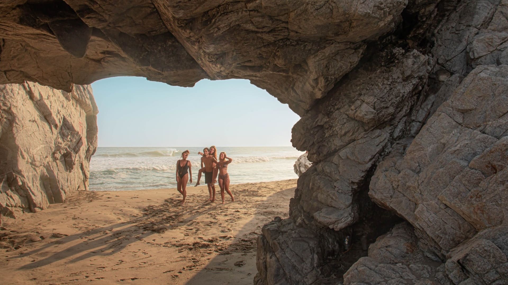 Turistas ingresando a una cueva en una playa de la Costa de Oaxaca.
