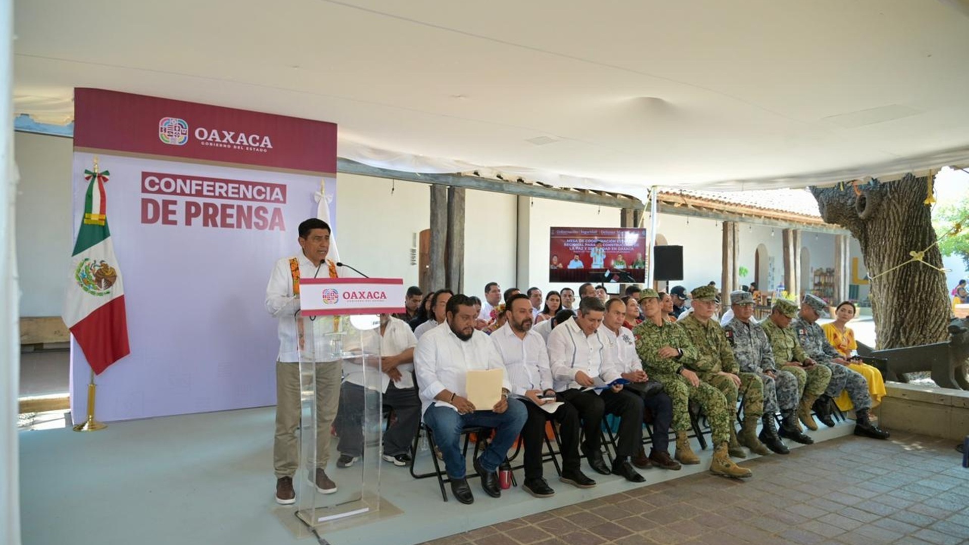 Gobernador Salomón Jara en un templete acompañado por funcionarios y militares en la presentación “Pacto por la Paz” en Juchitán.