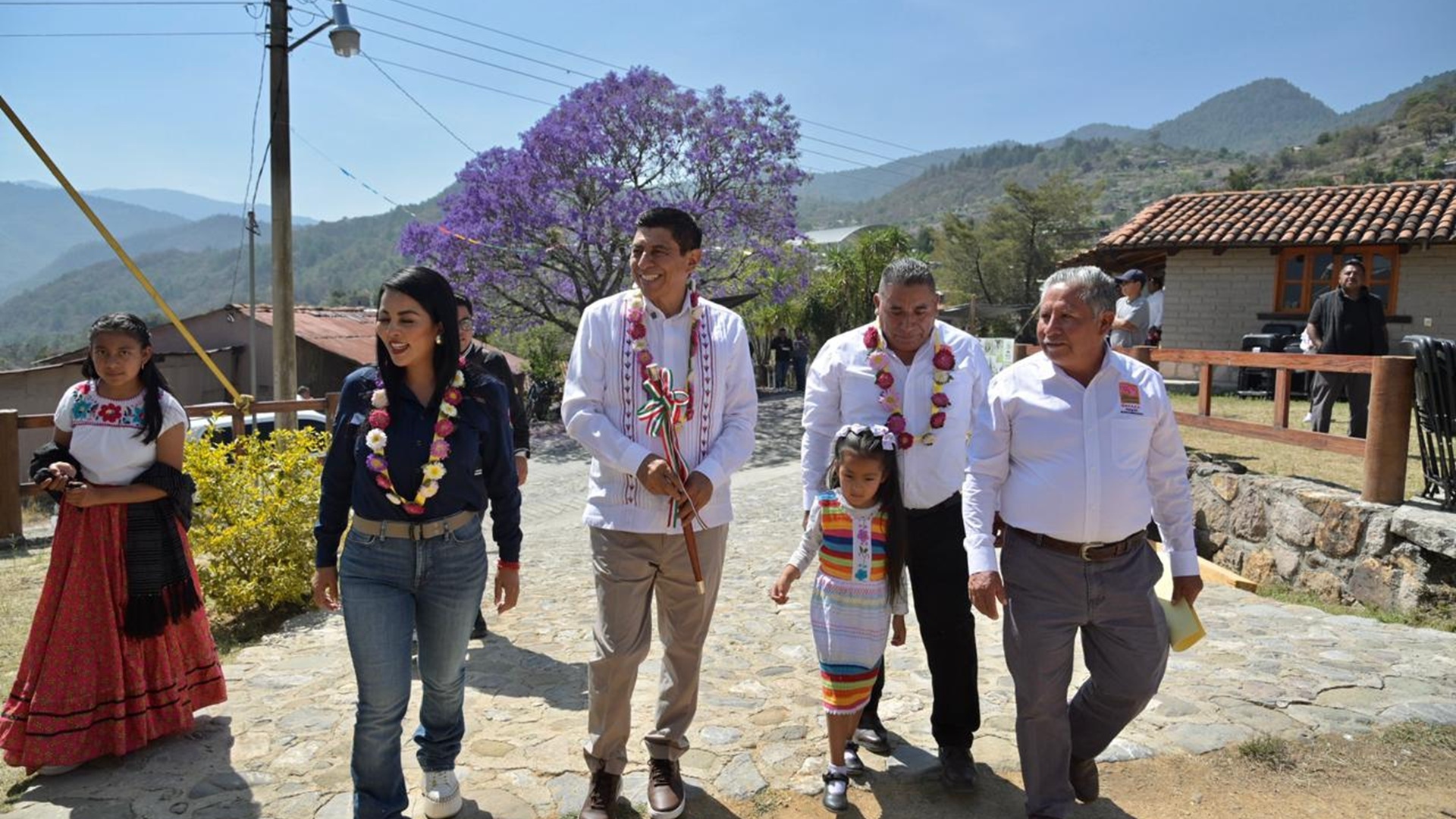 Gobernador Salomón Jara con pantalón caqui y camisa blanca camina junto a funcionarios en San Miguel Amatlán, Oaxaca.