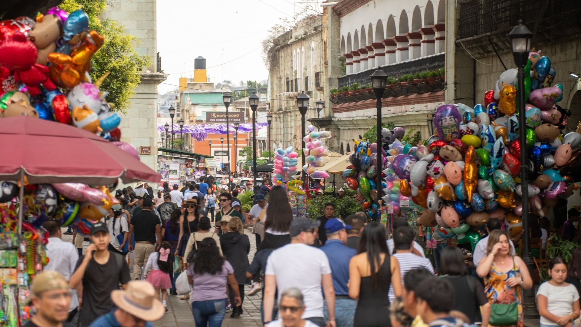 Cientos de personas caminando en una calle de Oaxaca de Juárez durante la Semana Santa 2026.
