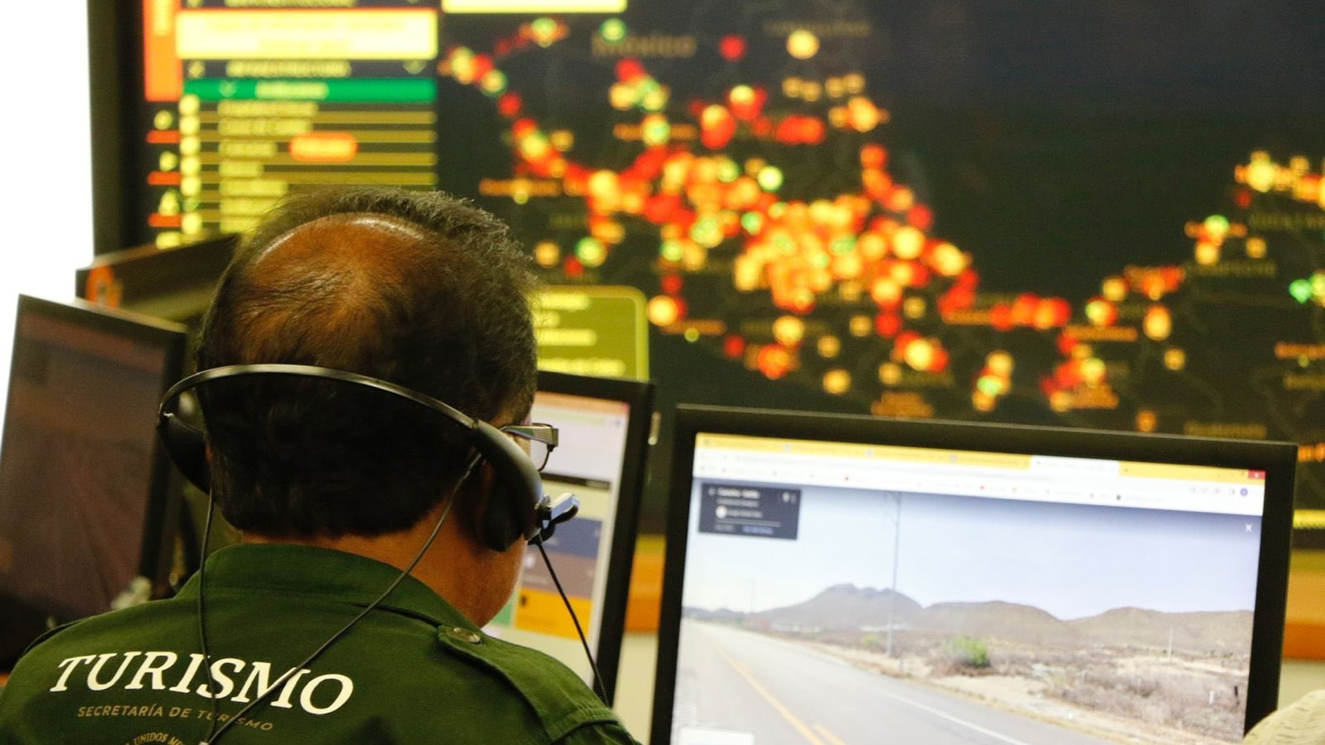 Policía monitorea en una pantalla cámaras de seguridad en Oaxaca.