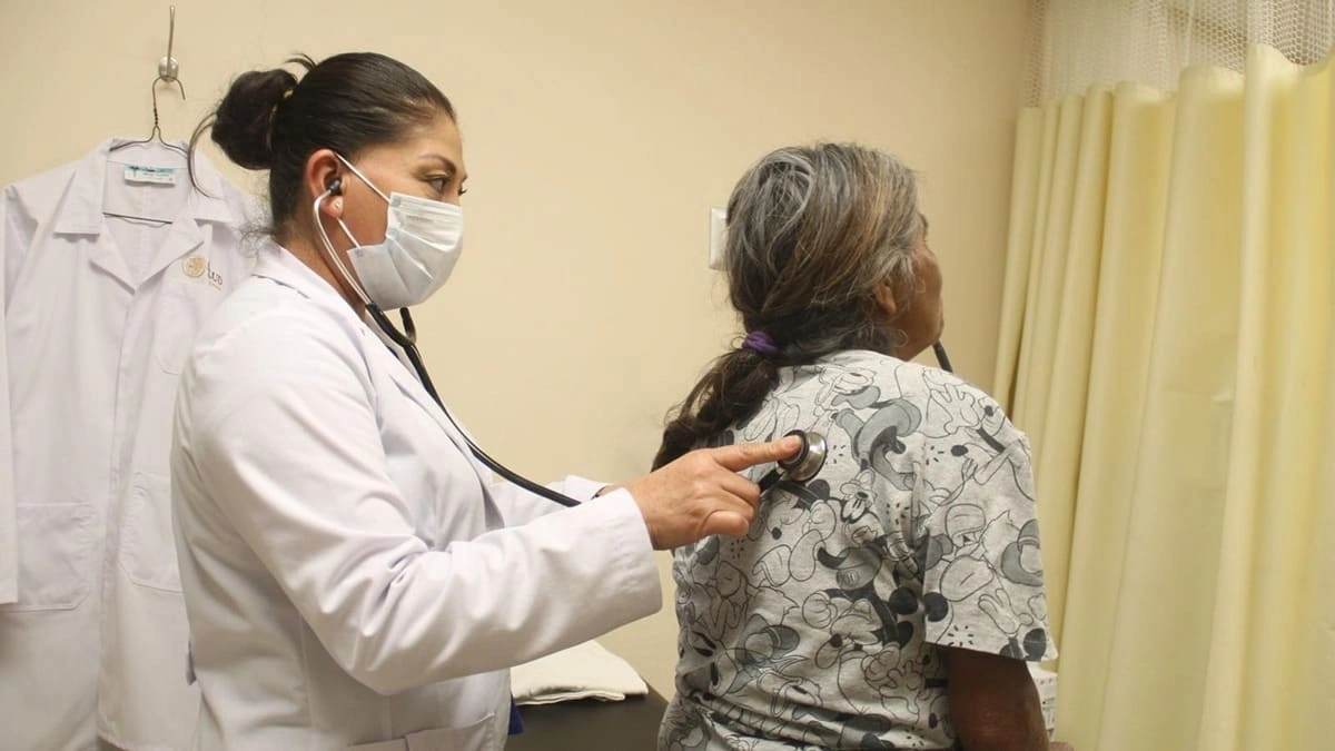 Una doctora y una paciente adulta mayor