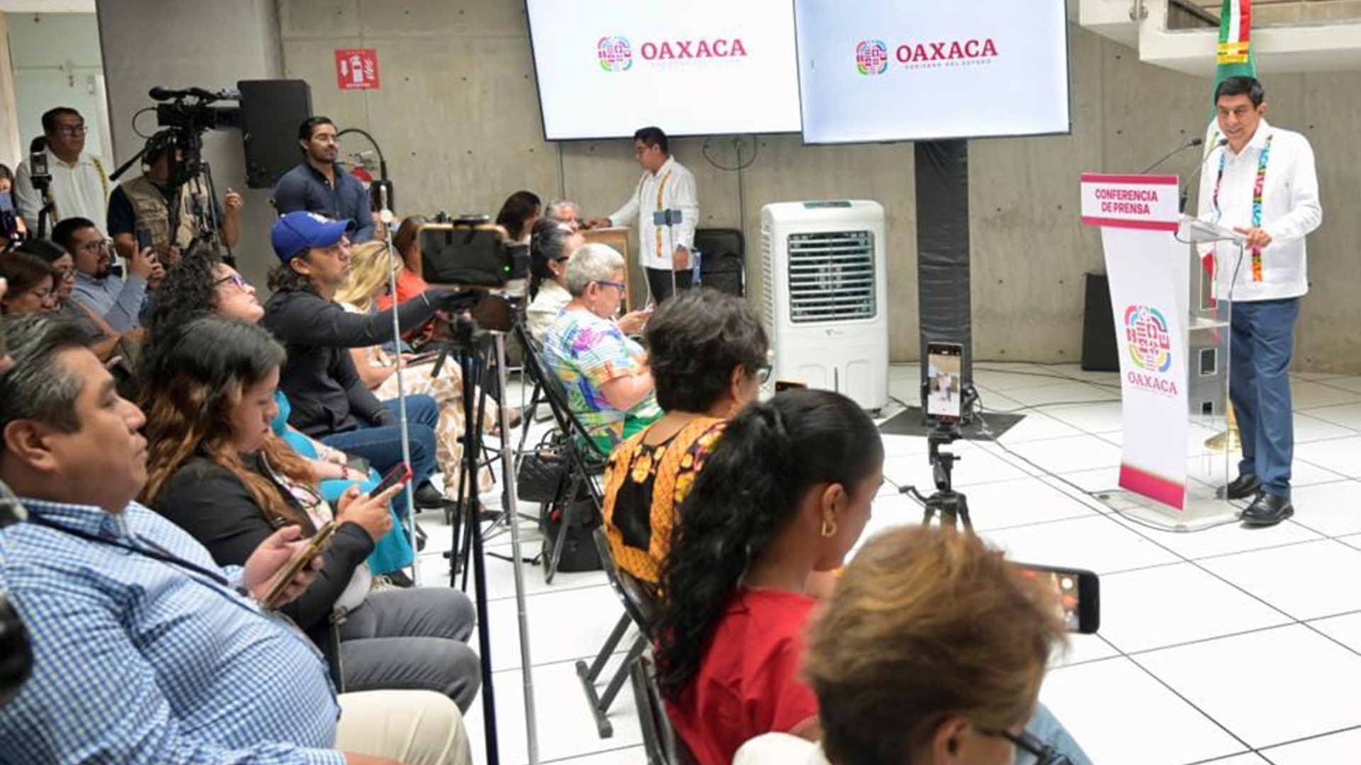 Gobierno de Salomón Jara destina 6 mil millones al magisterio oaxaqueño Gobierno de Salomón Jara destina 6 mil millones al magisterio oaxaqueño