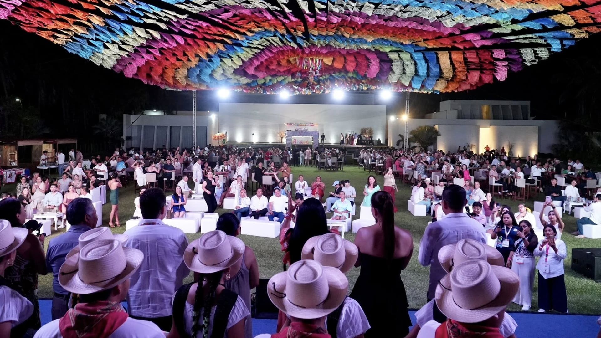 Decenas de personas reunidas entorno a la presencia de Oaxaca en el Tianguis Turístico de Acapulco 2026.