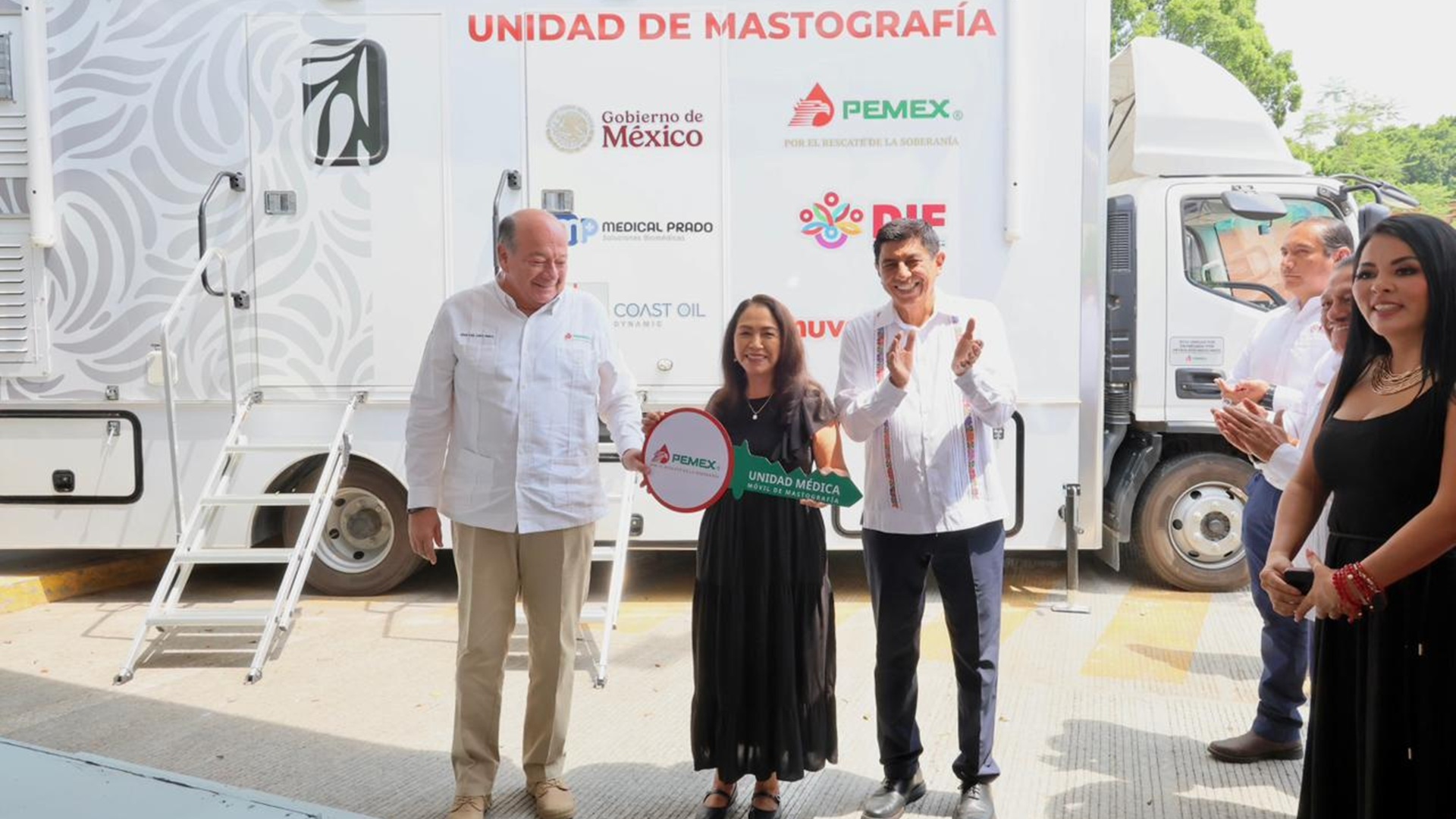 Pemex entrega mastógrafo móvil para mujeres de Oaxaca