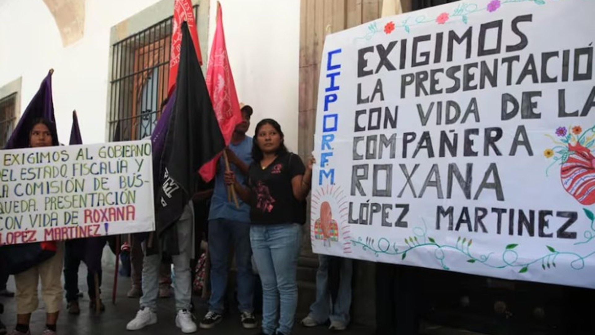 Instalan plantón en Palacio de Gobierno para exigir aparición de Roxana López en Oaxaca Instalan plantón en Palacio de Gobierno para exigir aparición de Roxana López en Oaxaca