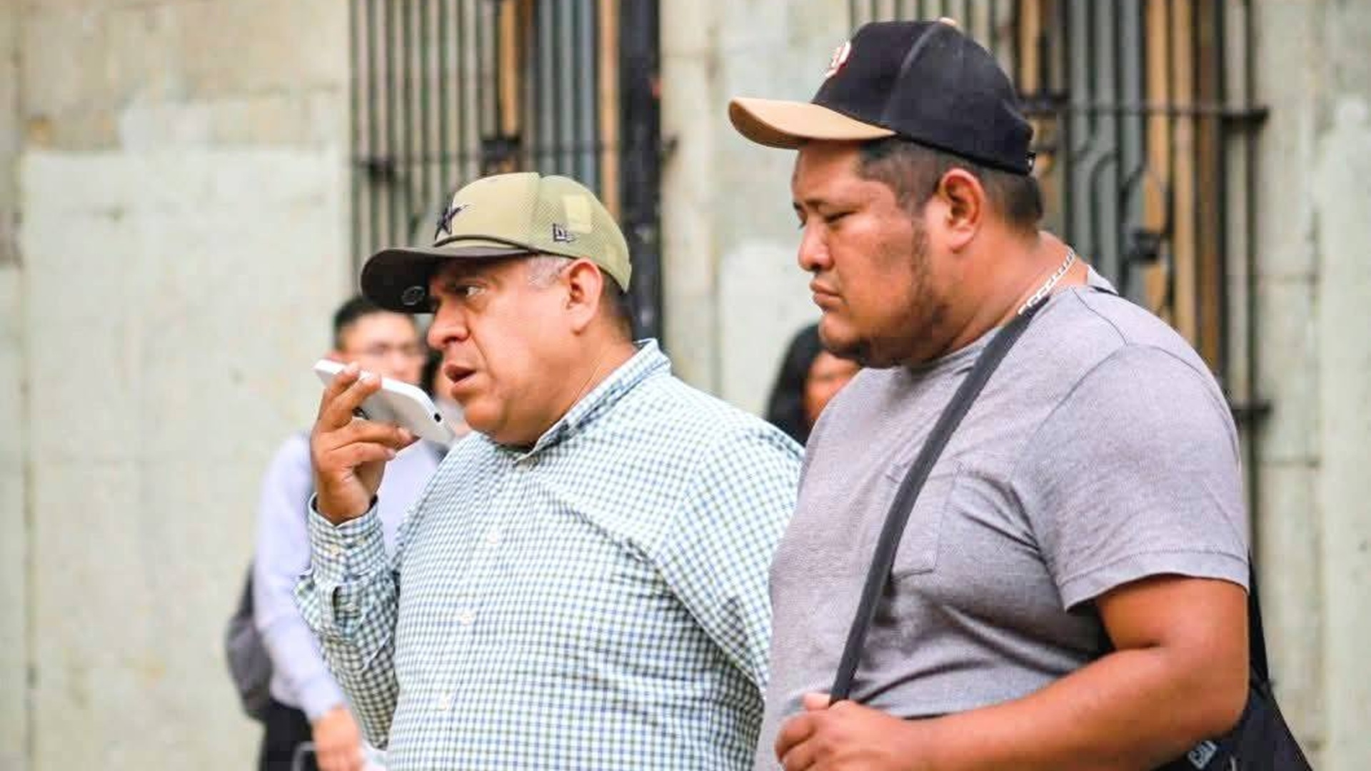 Policías de Mitla declaran ante Fiscalía por disparos durante choque con maestros de la Sección 22 Policías de Mitla declaran ante Fiscalía por disparos durante choque con maestros de la Sección 22