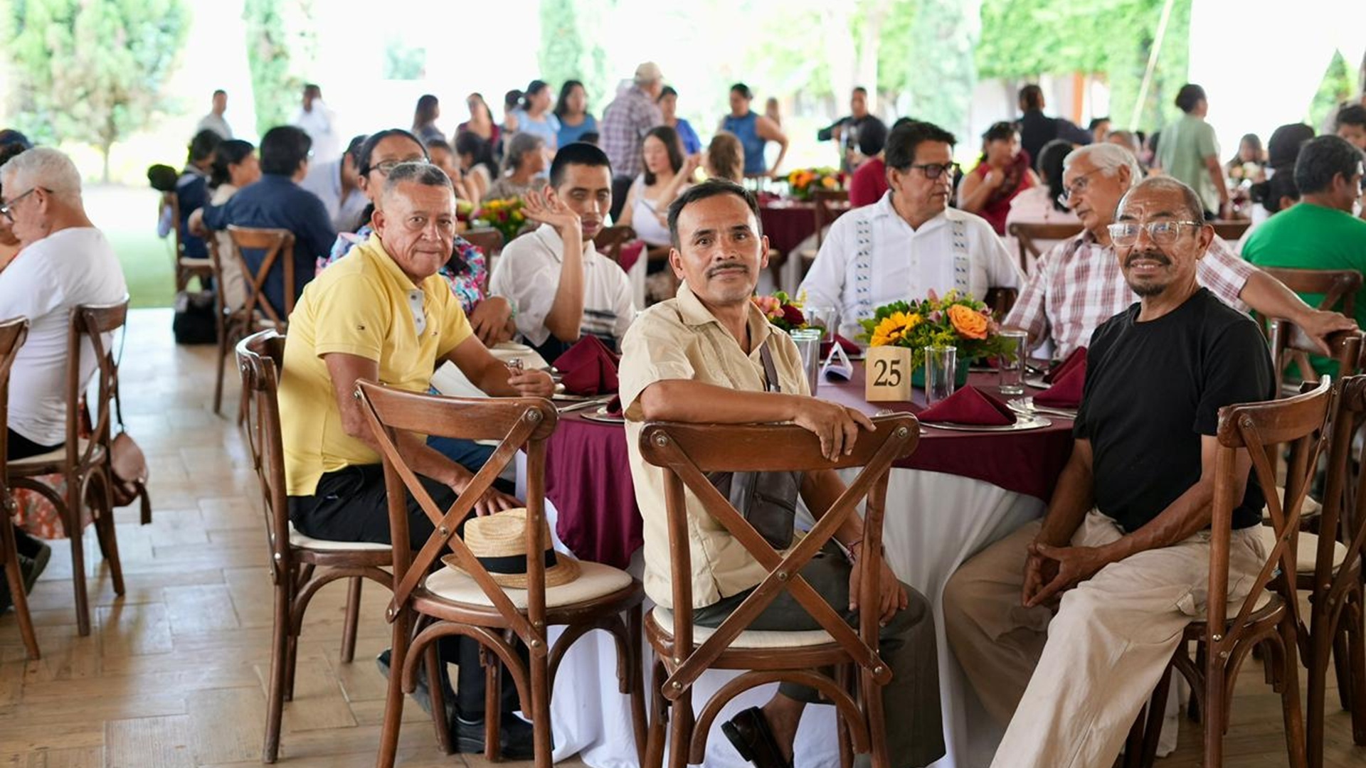 Salomón Jara entrega escrituras y apoyos a voceadores de Oaxaca Salomón Jara entrega escrituras y apoyos a voceadores de Oaxaca