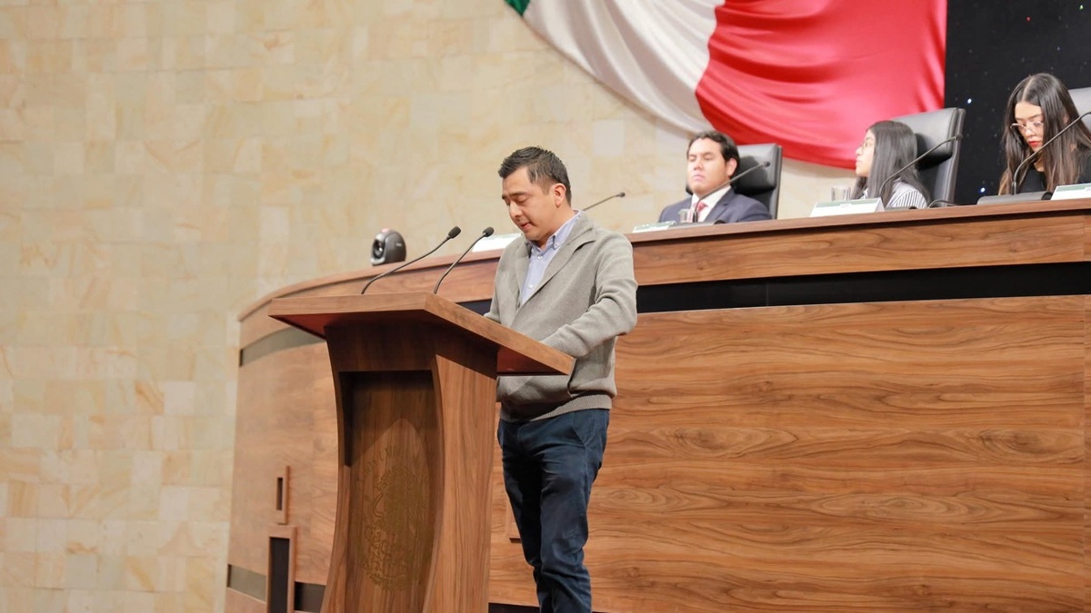 Juan Carlos Chávez Martínez ofrece un discurso en el Congreso de Oaxaca