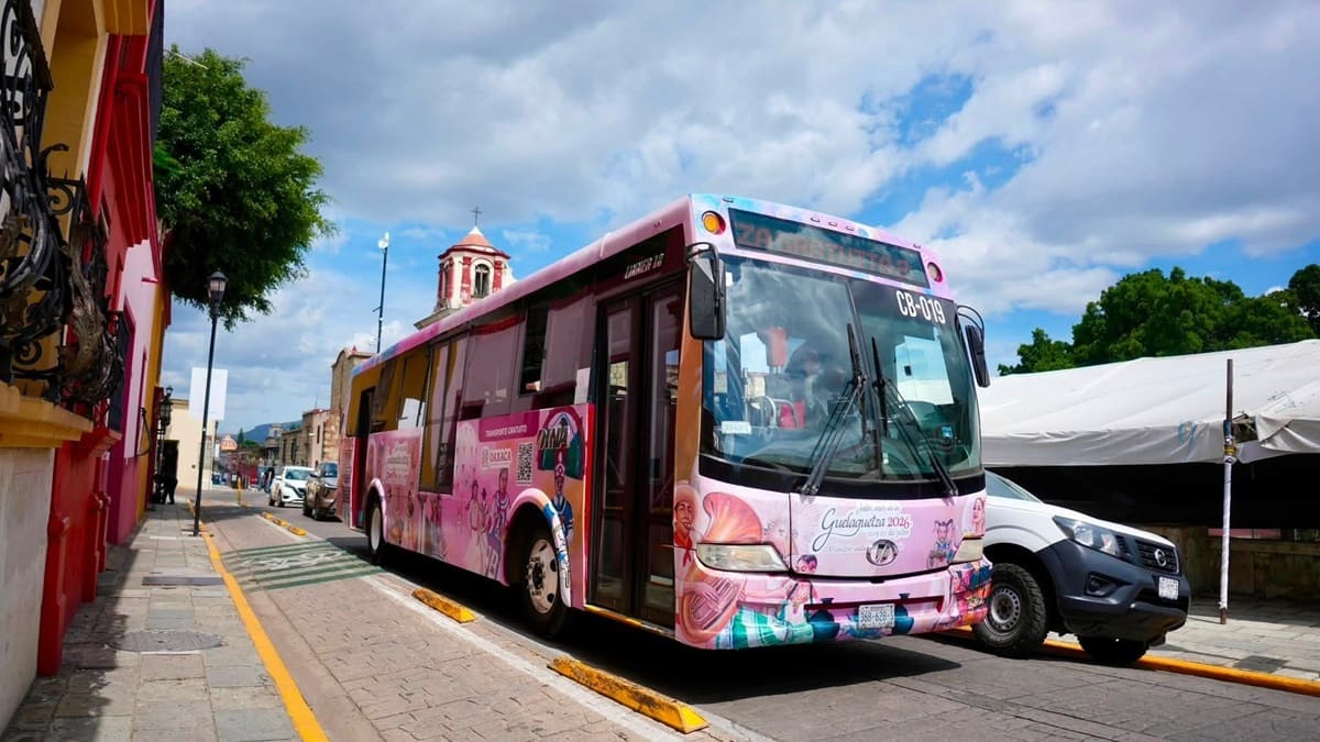 Unidad del BinniBus de Oaxaca circulando en una calle del Centro Histórico