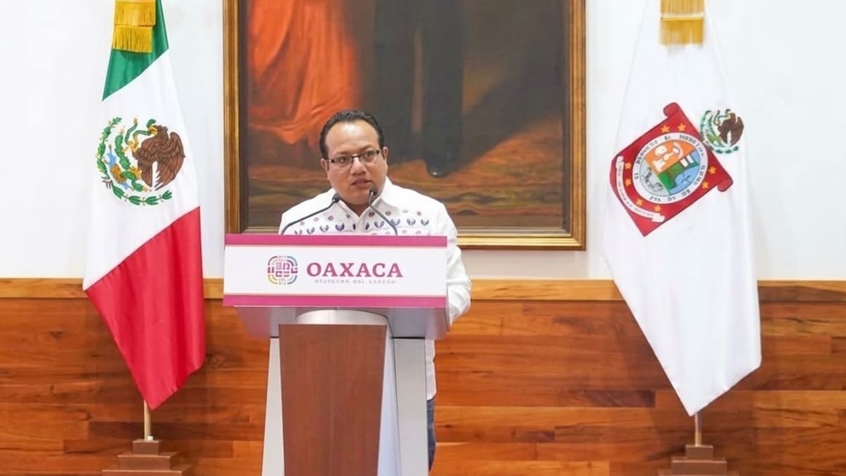 Neftalí Amigdael López Hernández, titular de Ceabien, en una conferencia de prensa frente a decenas de medios