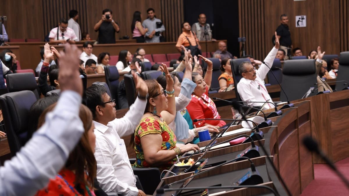 Diputados de Oaxaca levantando la mano en una votación del Congreso del Estado