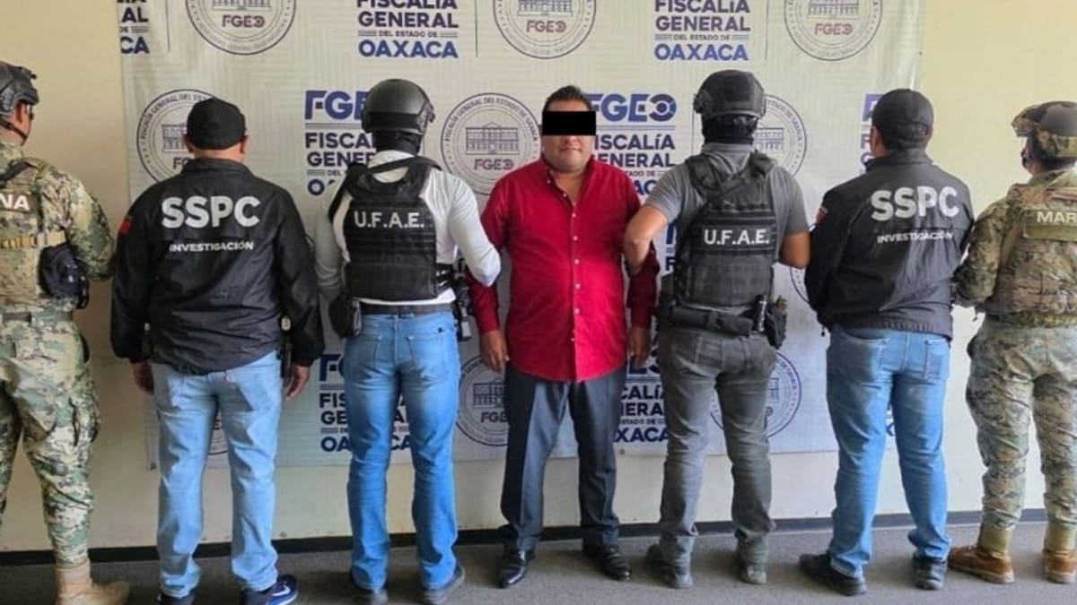 Salomón Jara, Farid Acevedo y otros funcionarios junto a un monumento a Benito Juárez