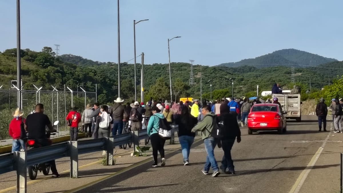 Imagen de la caseta de Huizo, en Oaxaca, con autos haciendo fila en un día soleado