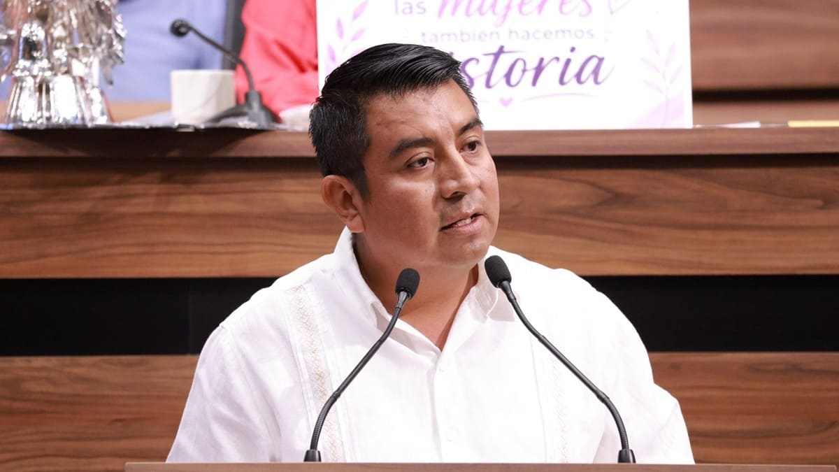 Diputado Isaac López López con guayabera blanca en tribuna del Congreso de Oaxaca dando un discurso