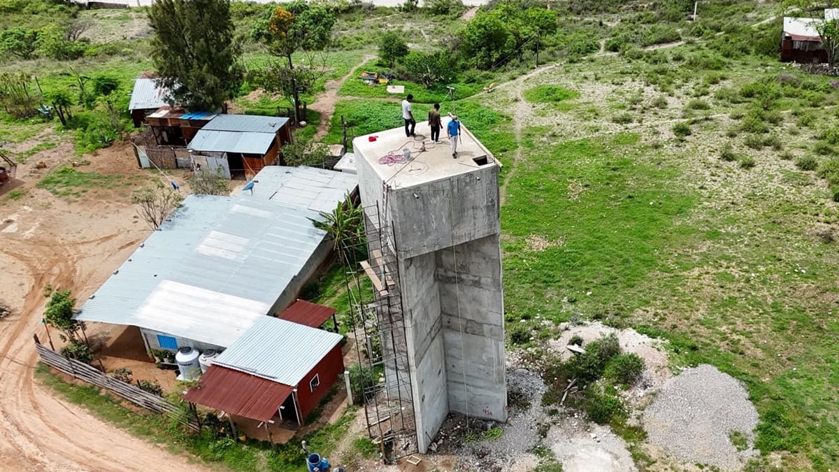 Tres personas arriba de un tanque elevado de almacenamiento de agua en Miahuatlán de Porfirio Díaz