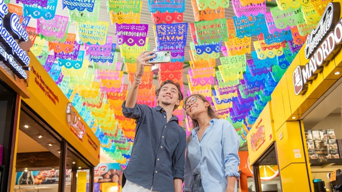 Pareja se toma una selfie mientras sonríe